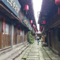 上海陆家嘴楼宇点亮“繁花锦绣、海上迎春”
